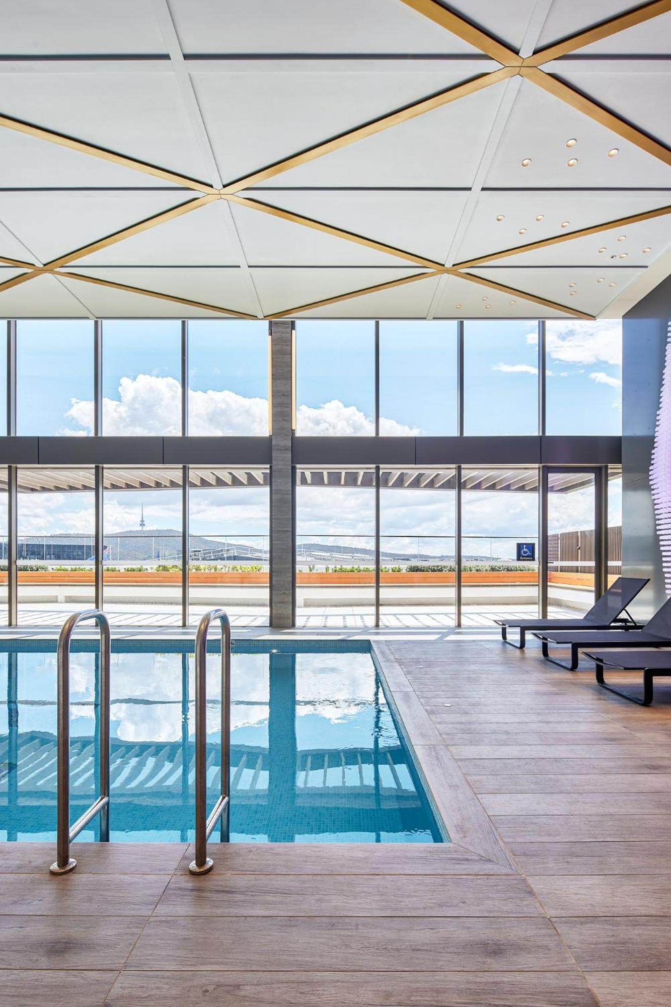 Meriton Suites Canberra Kültér fotó The pool at the hotel