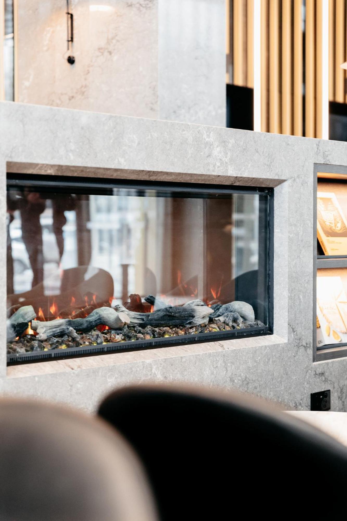 Meriton Suites Canberra Kültér fotó A fireplace with ethanol fuel