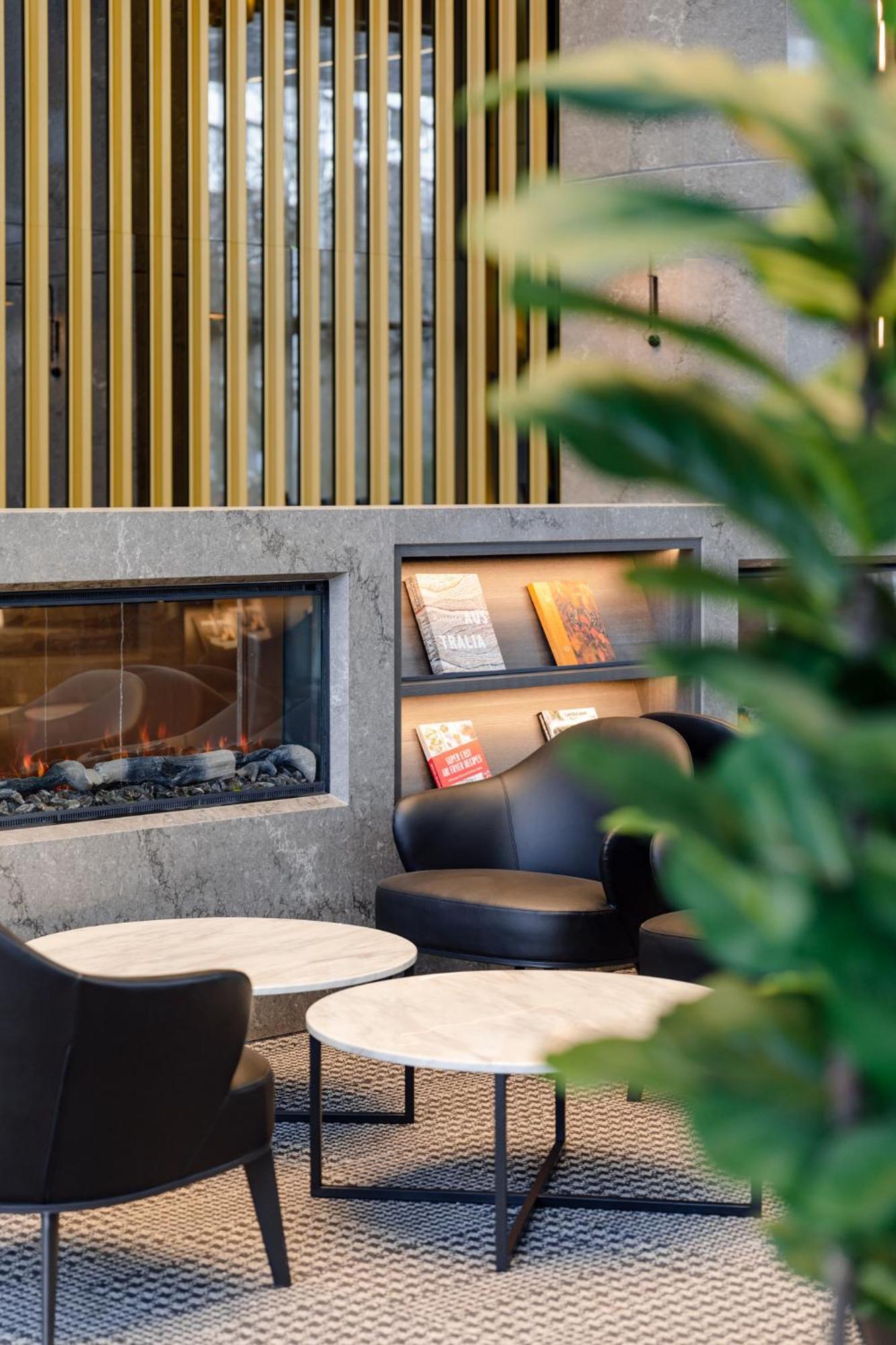 Meriton Suites Canberra Kültér fotó The lounge at the airport