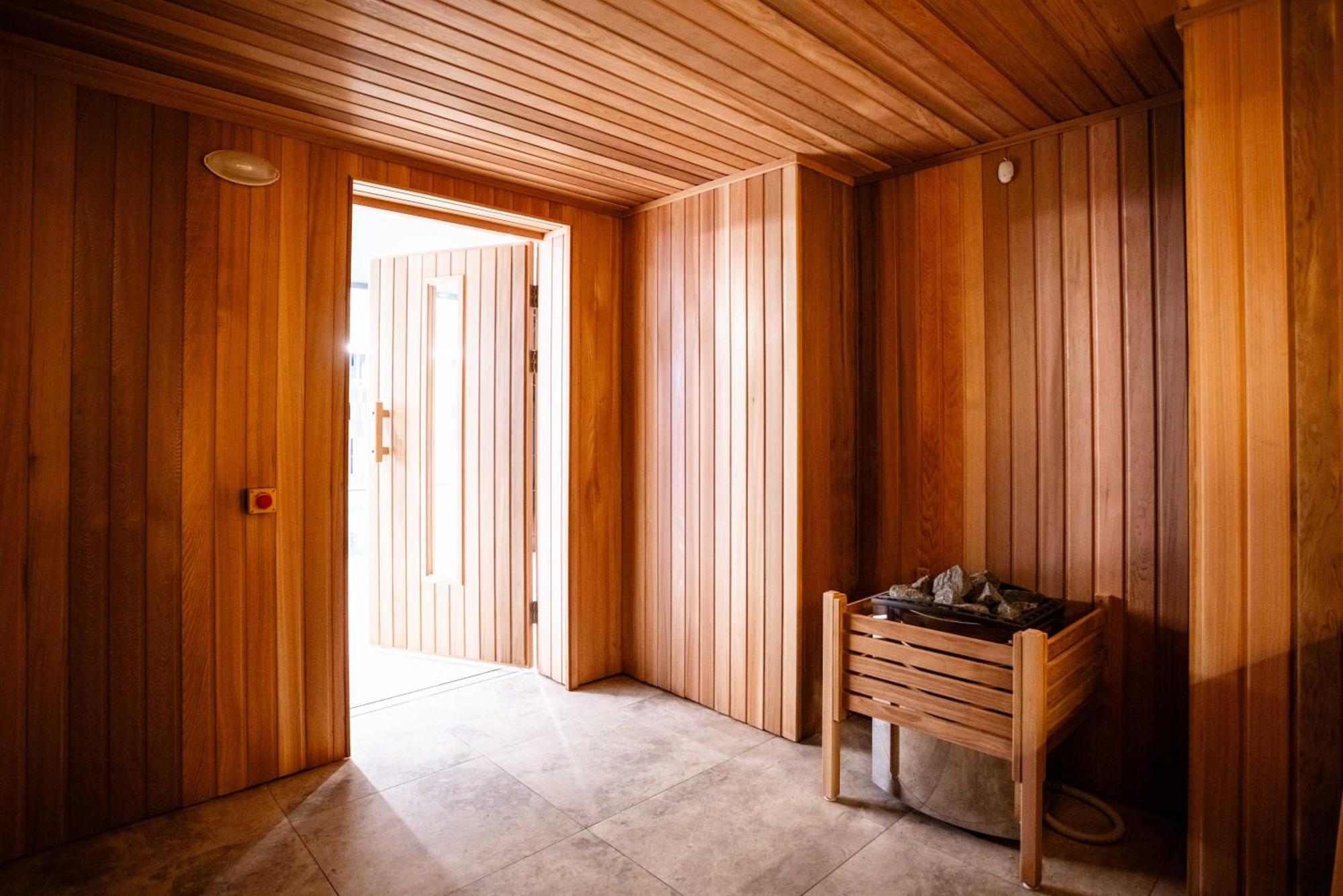 Meriton Suites Canberra Kültér fotó A Finnish sauna