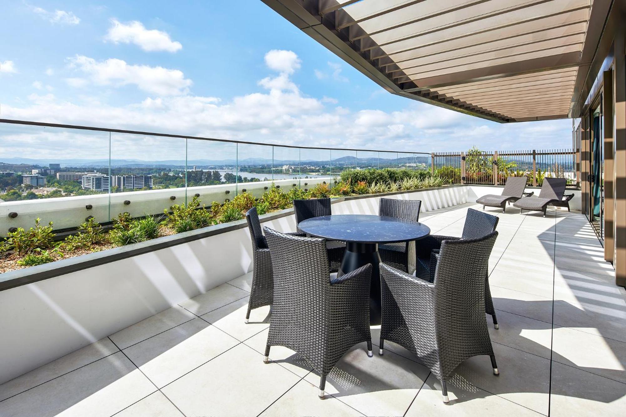 Meriton Suites Canberra Kültér fotó The rooftop garden