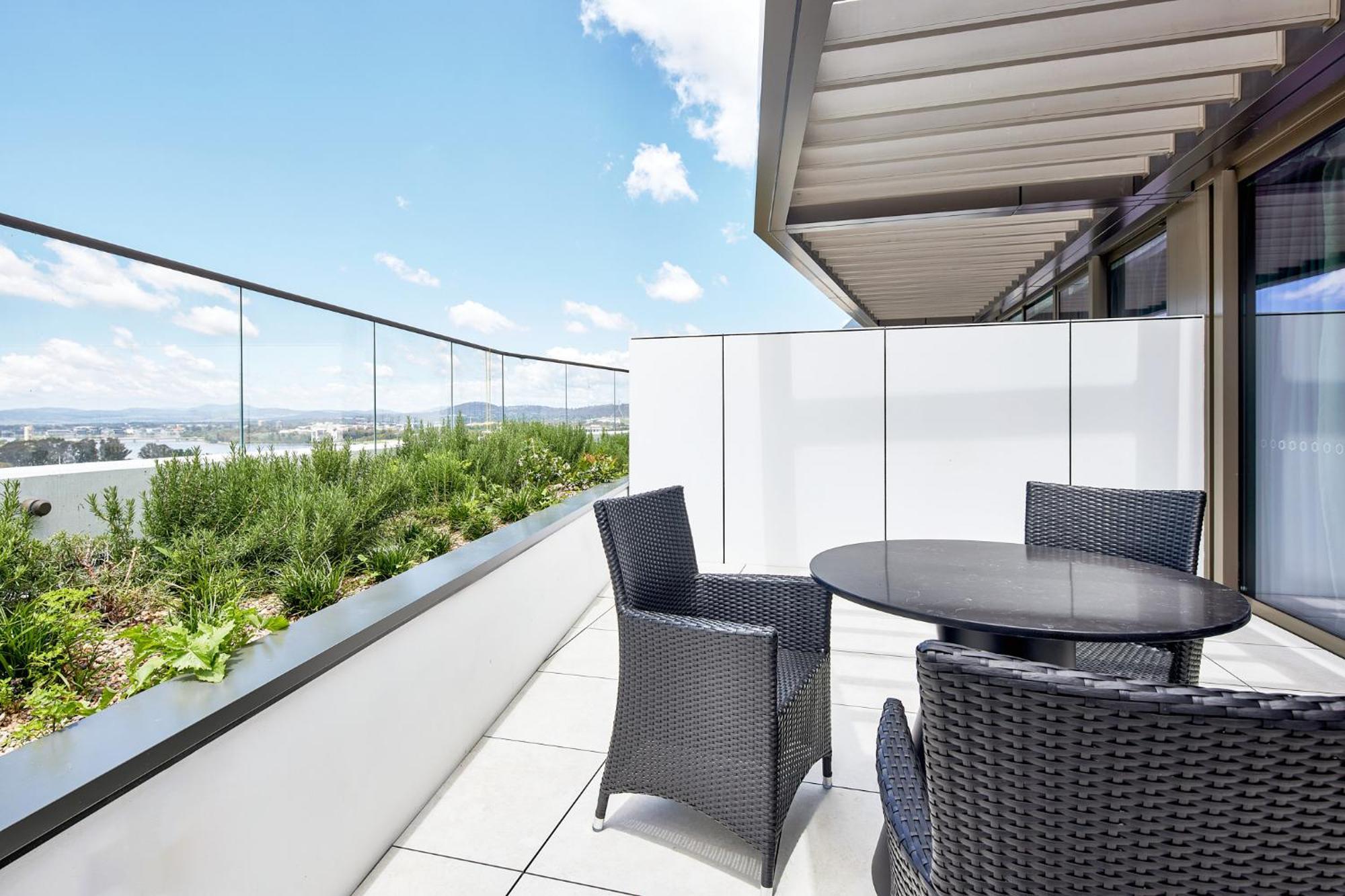 Meriton Suites Canberra Kültér fotó A balcony