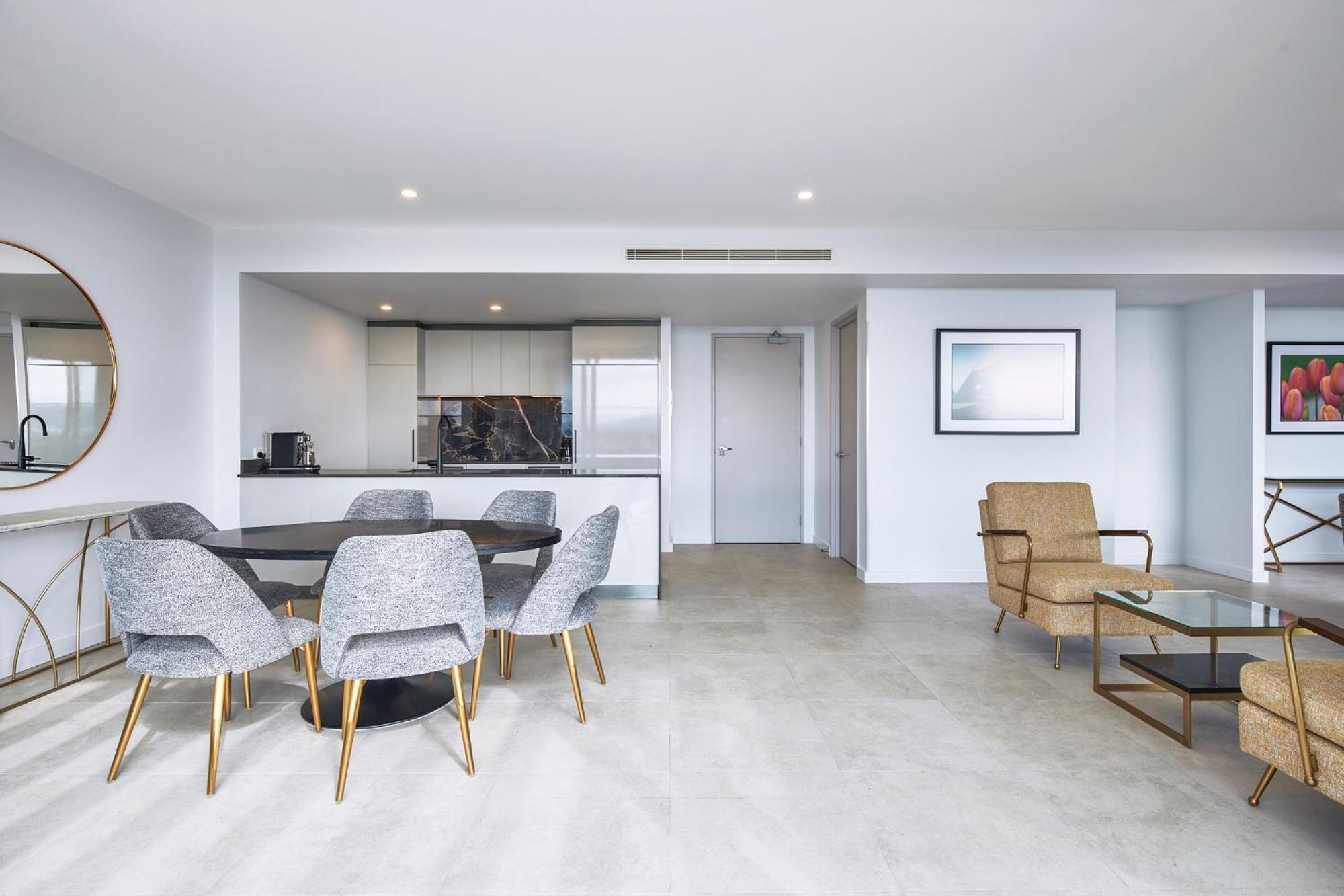 Meriton Suites Canberra Kültér fotó A typical apartment interior