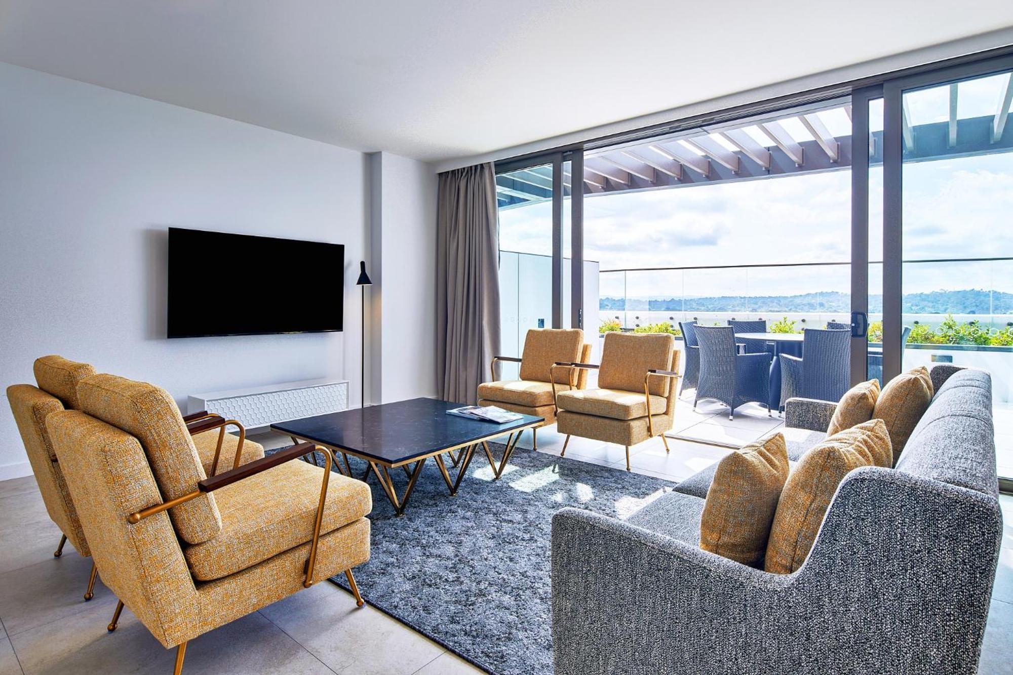 Meriton Suites Canberra Kültér fotó A living room at the hotel