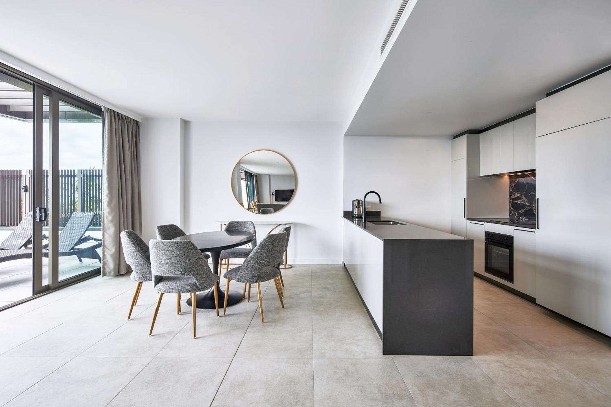 Meriton Suites Canberra Kültér fotó The kitchen and dining area of a typical apartment