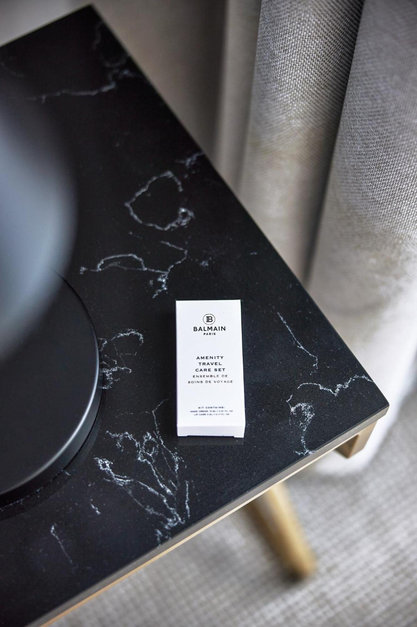 Meriton Suites Canberra Kültér fotó Balmain Hair Couture