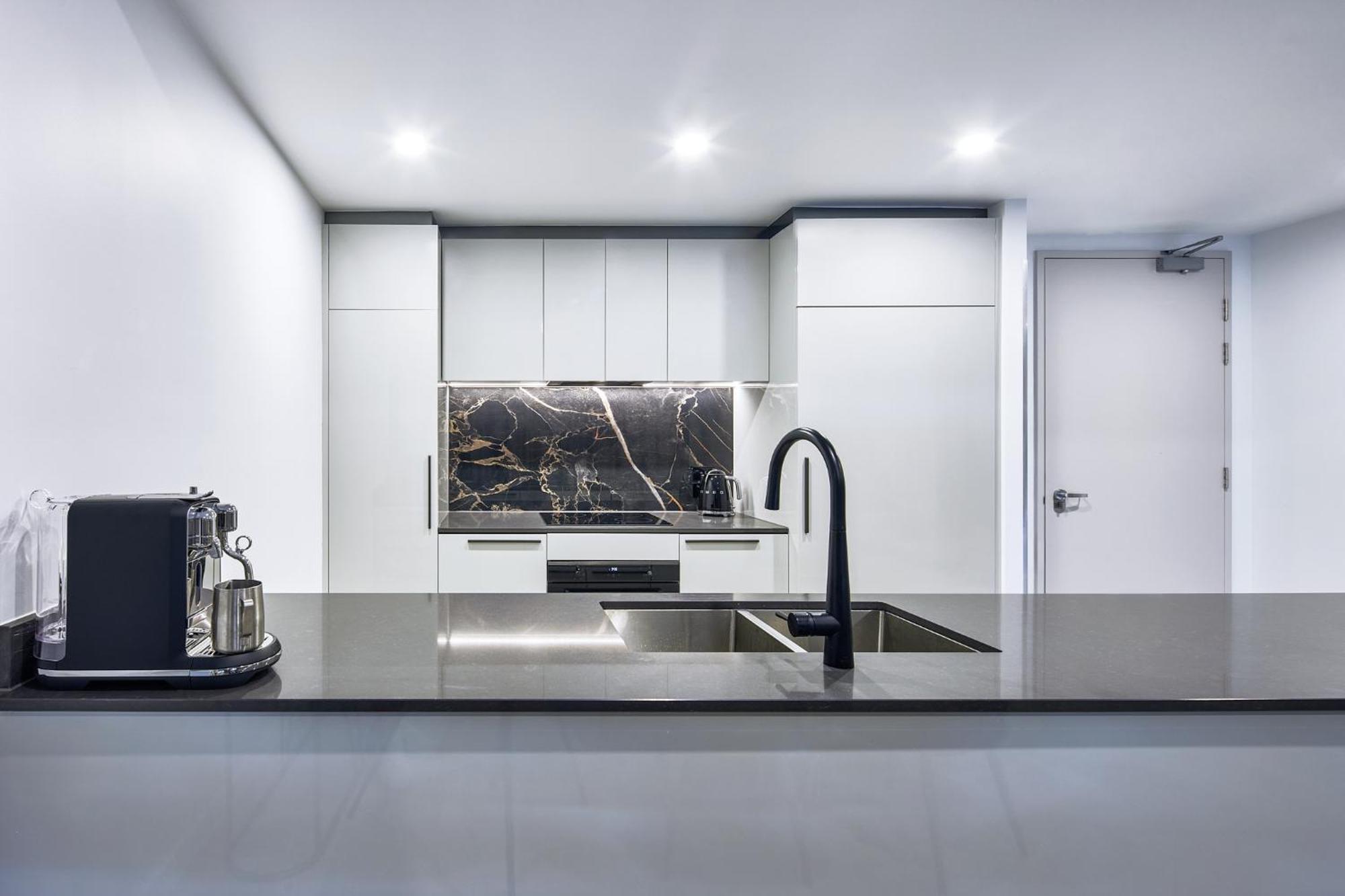 Meriton Suites Canberra Kültér fotó A kitchen