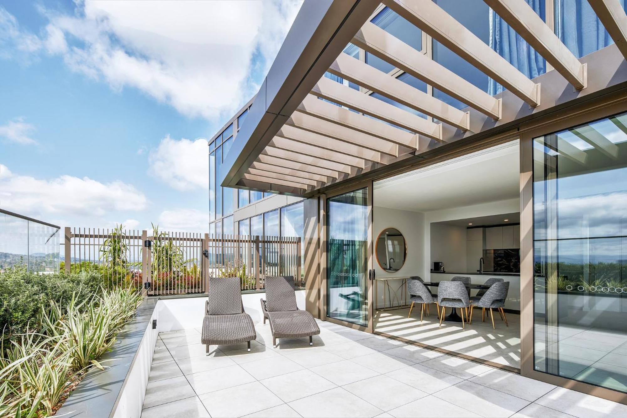 Meriton Suites Canberra Kültér fotó The rooftop terrace