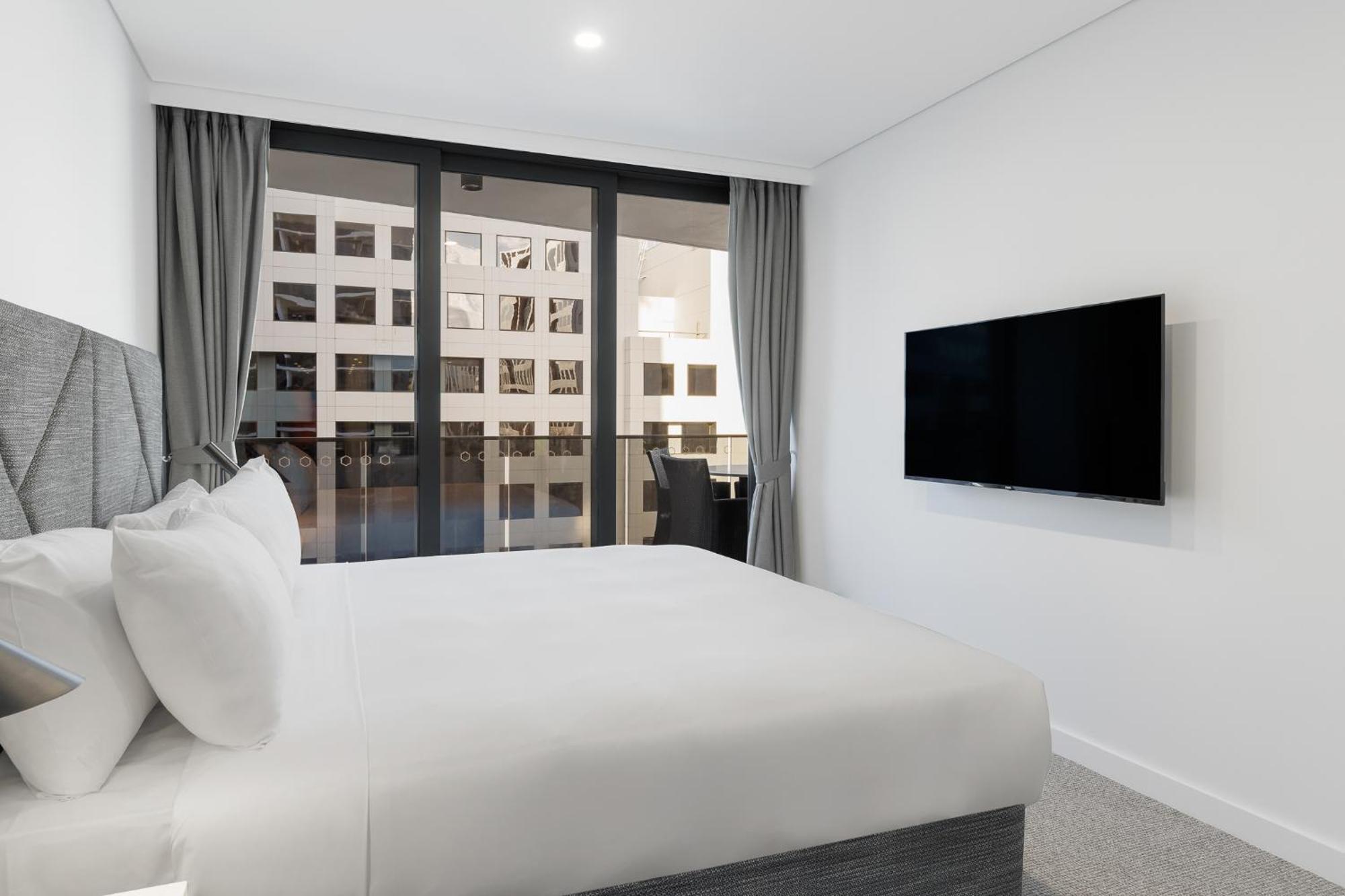Meriton Suites Canberra Kültér fotó A bedroom at the hotel