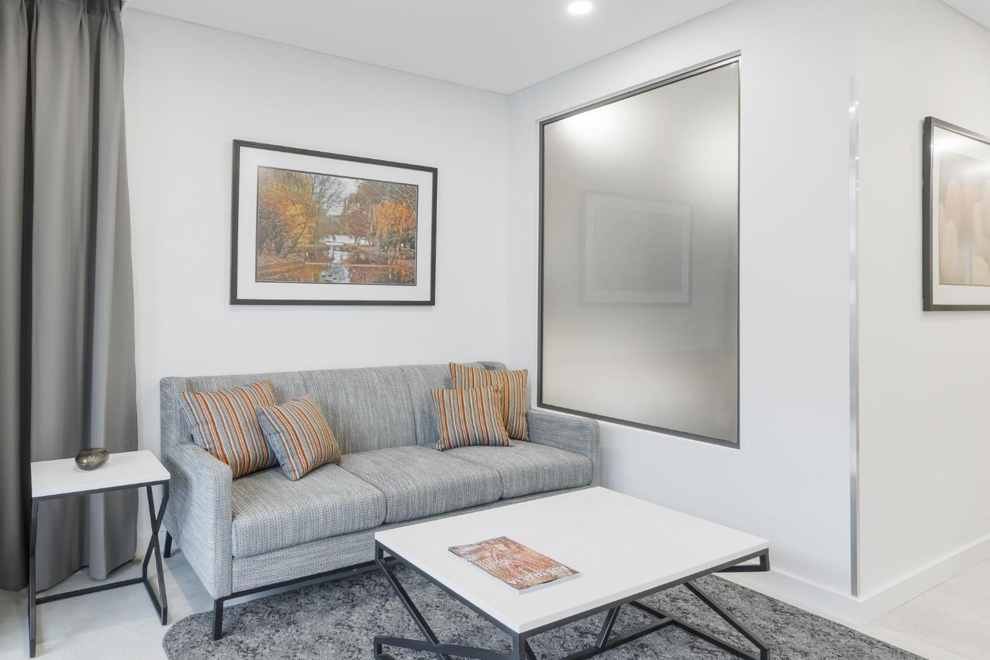 Meriton Suites Canberra Kültér fotó A living room with a sofa