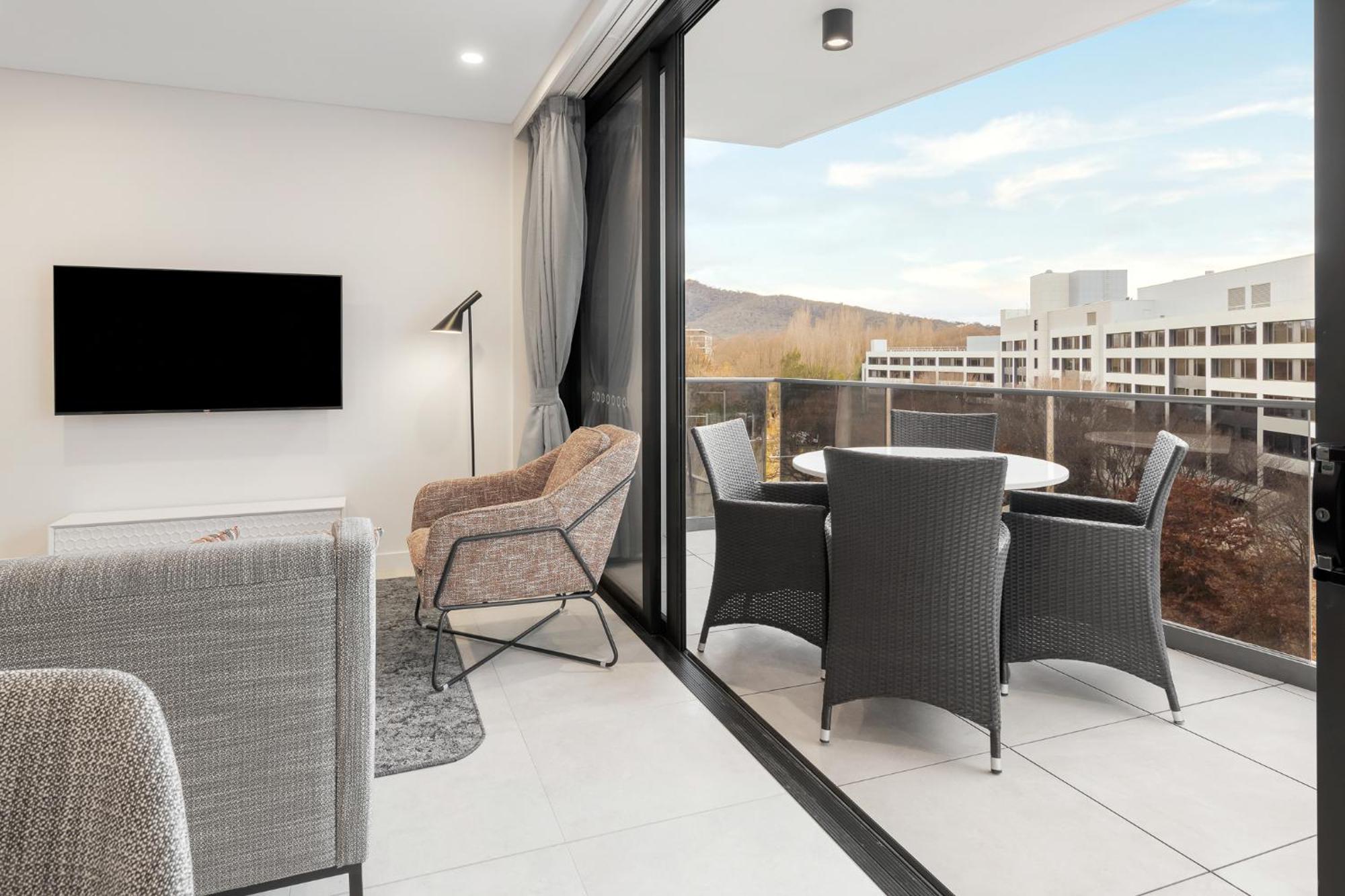 Meriton Suites Canberra Kültér fotó The interior of a typical apartment at the complex
