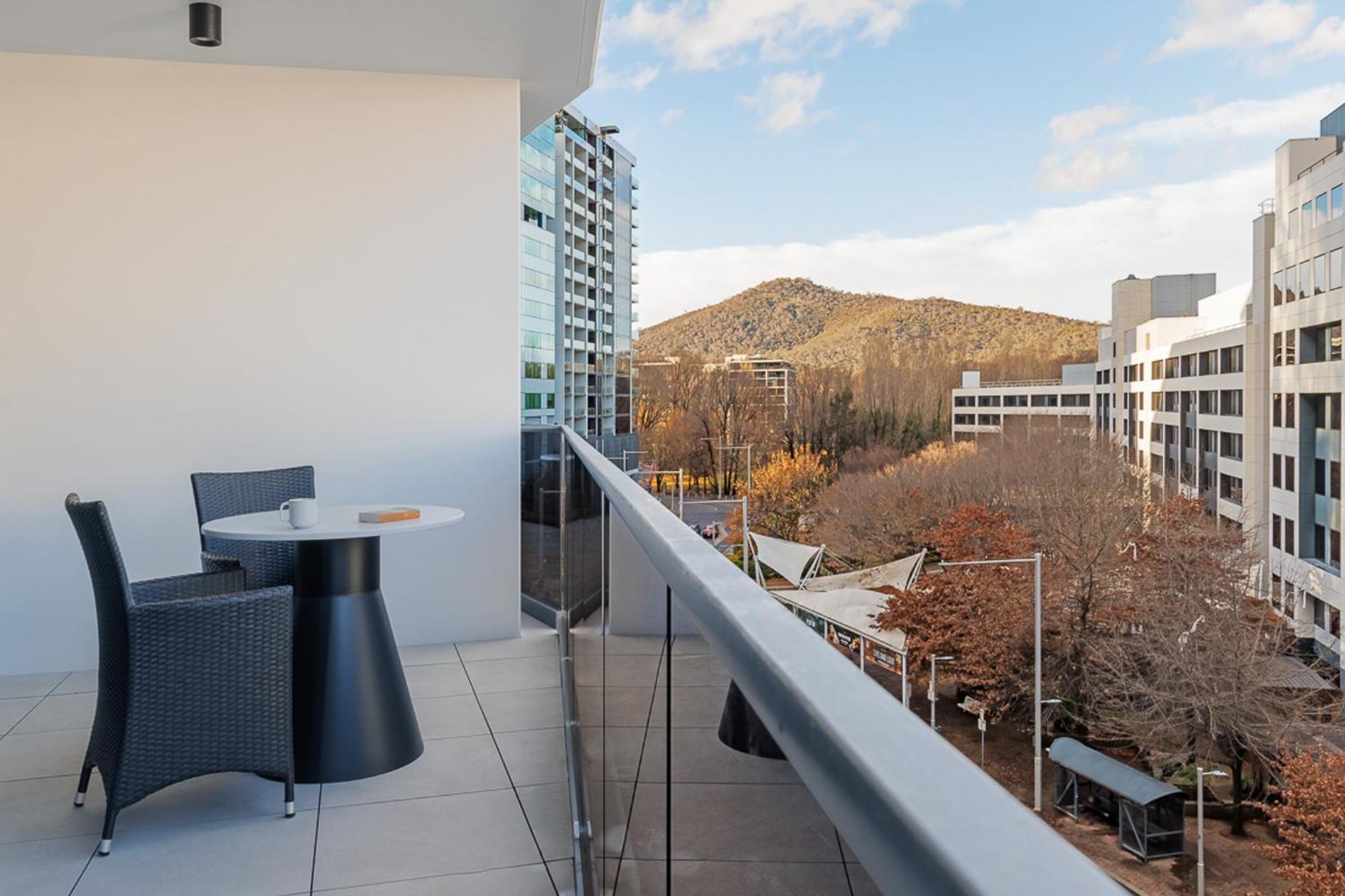 Meriton Suites Canberra Kültér fotó A balcony in a residential apartment