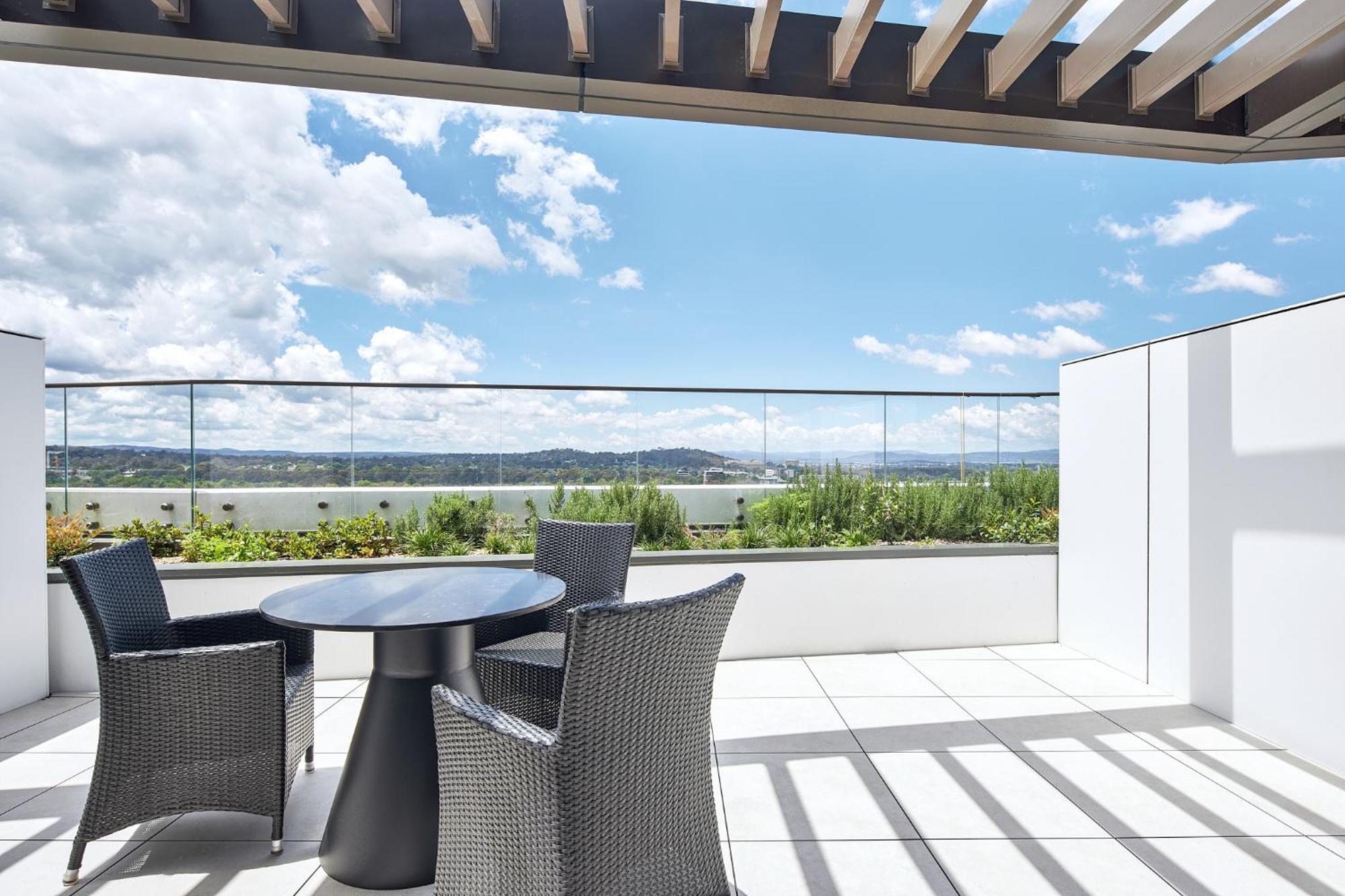Meriton Suites Canberra Kültér fotó Skyline Residences