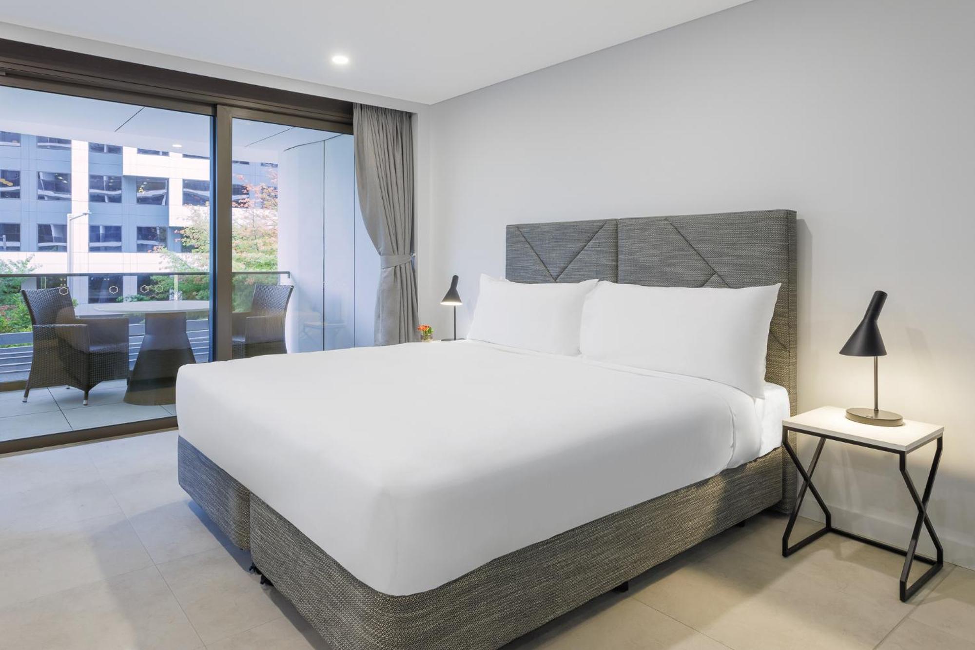 Meriton Suites Canberra Kültér fotó A bed with a mattress