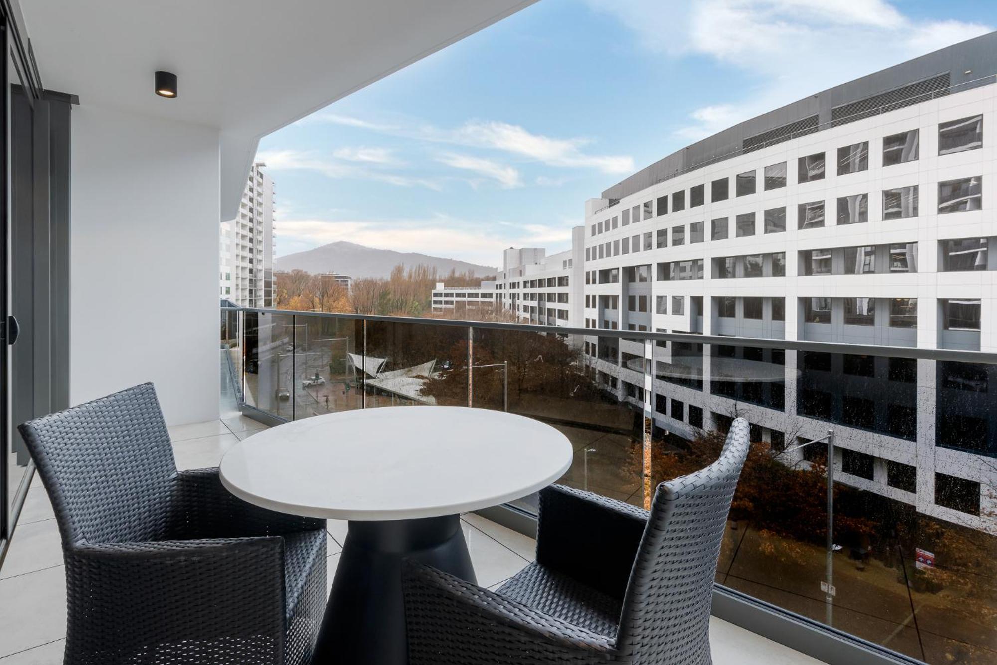 Meriton Suites Canberra Kültér fotó Balcony
